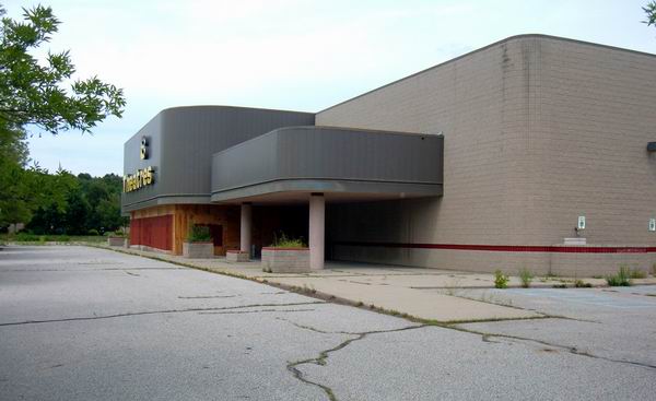 Elmwood Plaza 8 Theatres - Summer 2006 From Ryan Lindquist (newer photo)